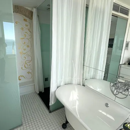 Riva Luxury דירה