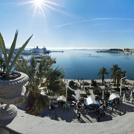 Riva Luxury דירה