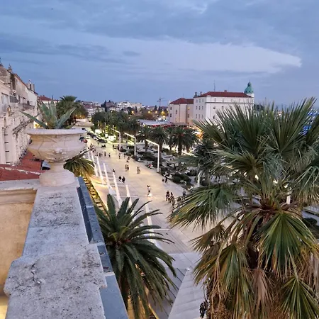 Apartment Riva Luxury Split